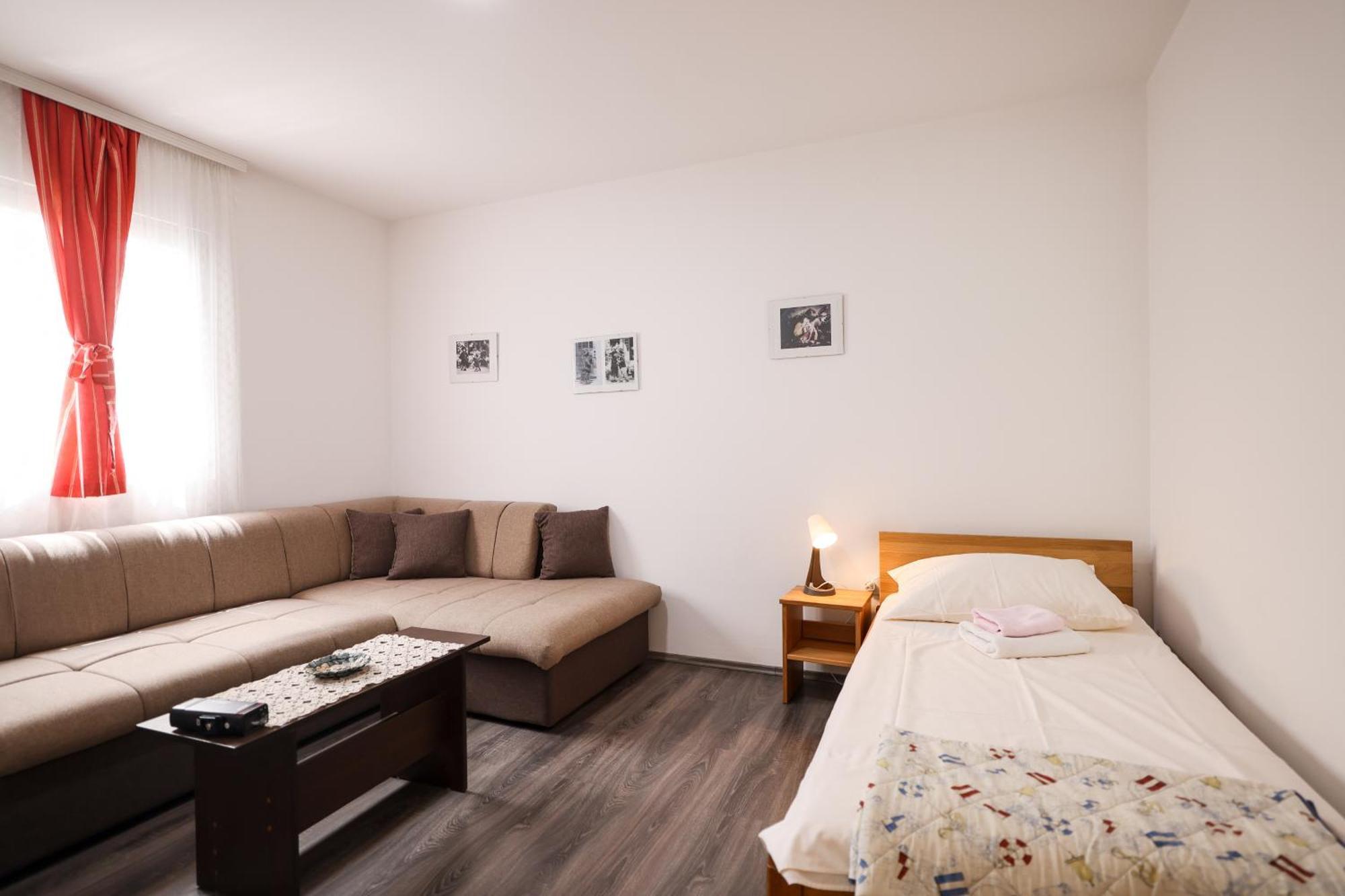 Apartments Kika Nin Bagian luar foto