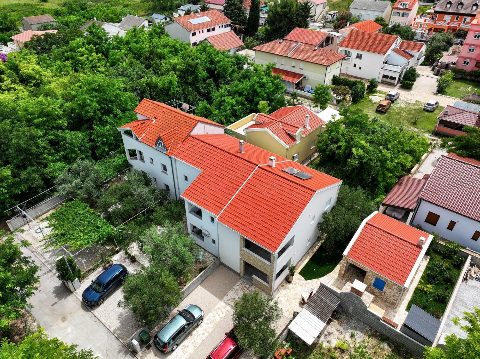 Apartments Kika Nin Bagian luar foto