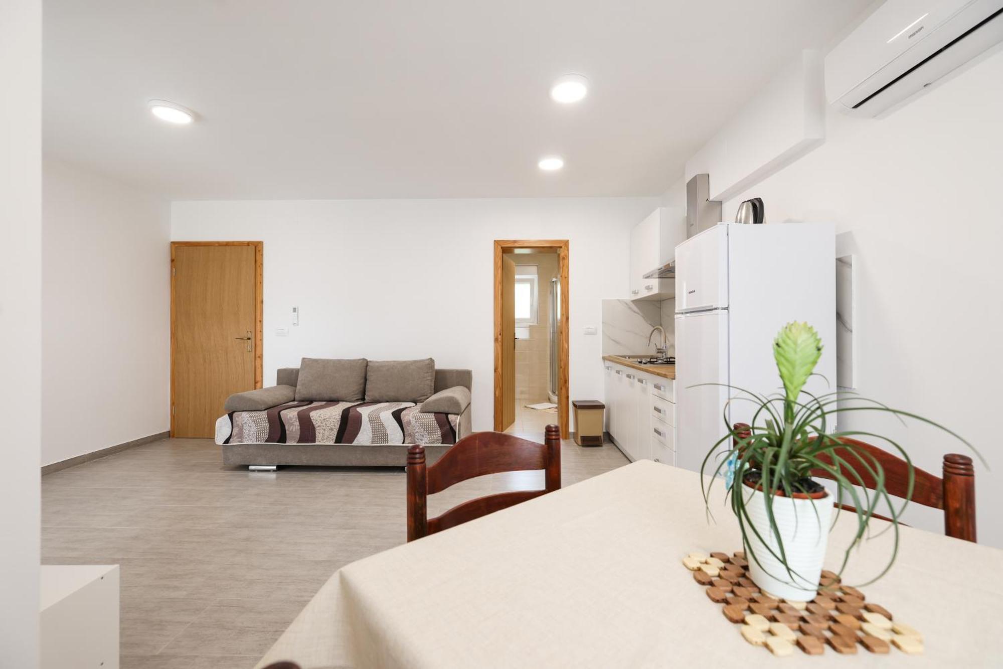 Apartments Kika Nin Bagian luar foto