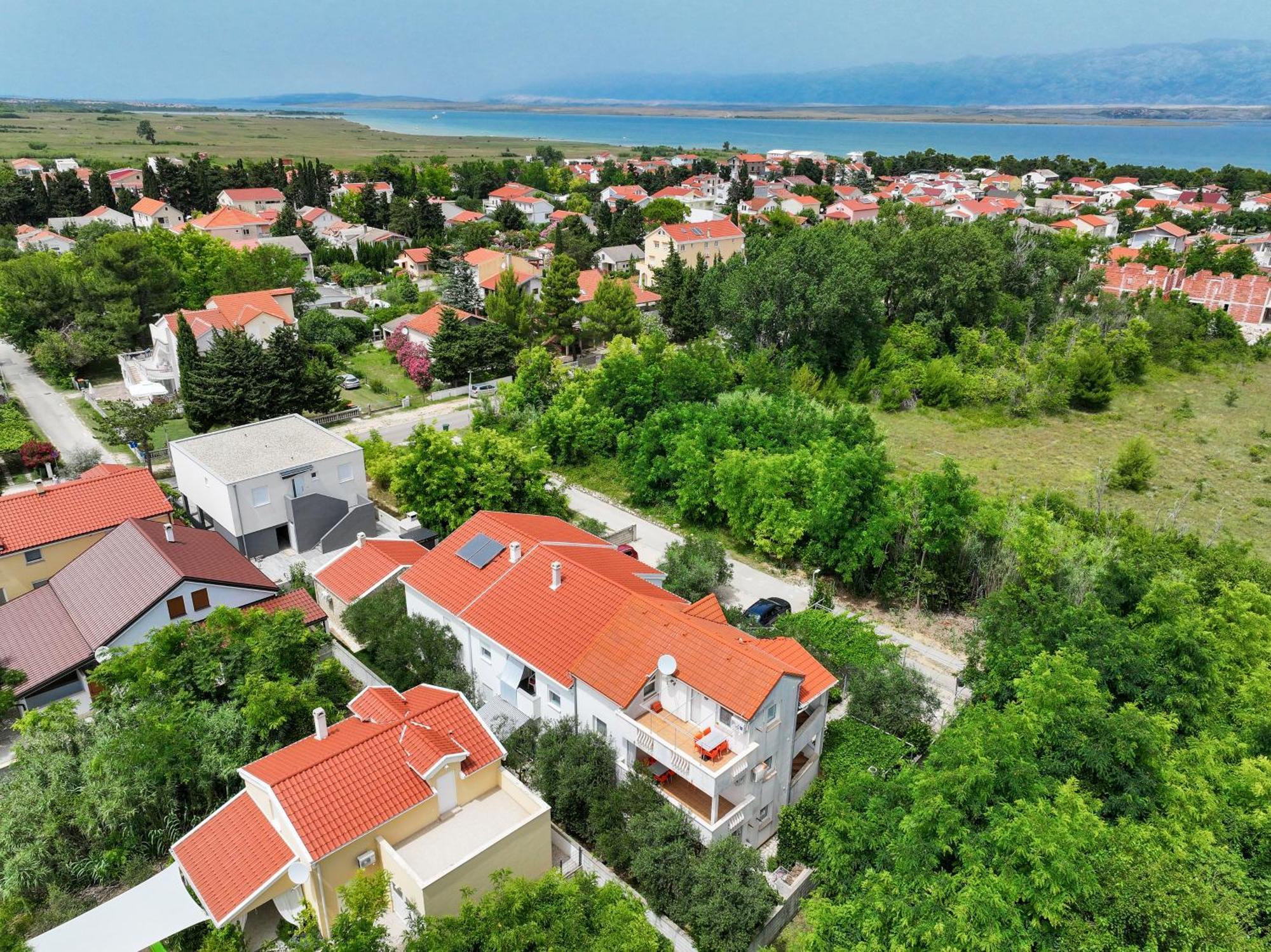 Apartments Kika Nin Bagian luar foto
