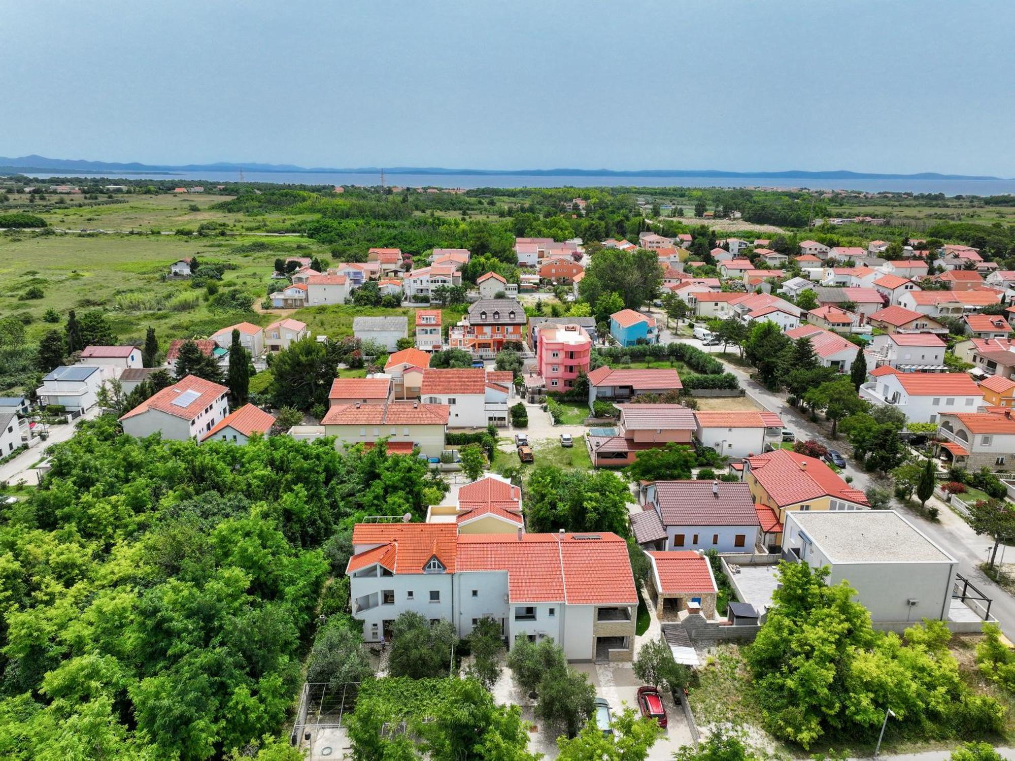 Apartments Kika Nin Bagian luar foto