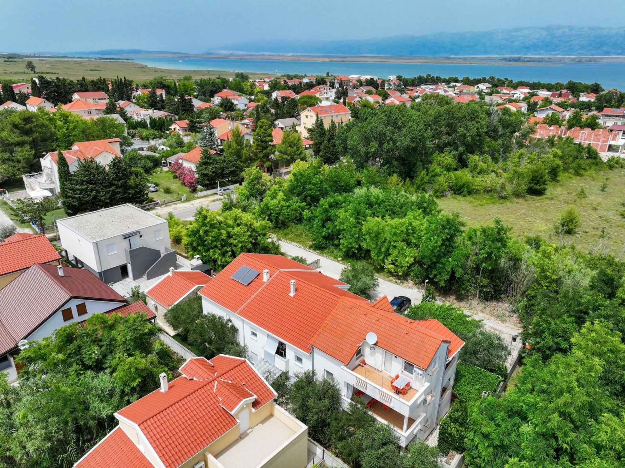 Apartments Kika Nin Bagian luar foto