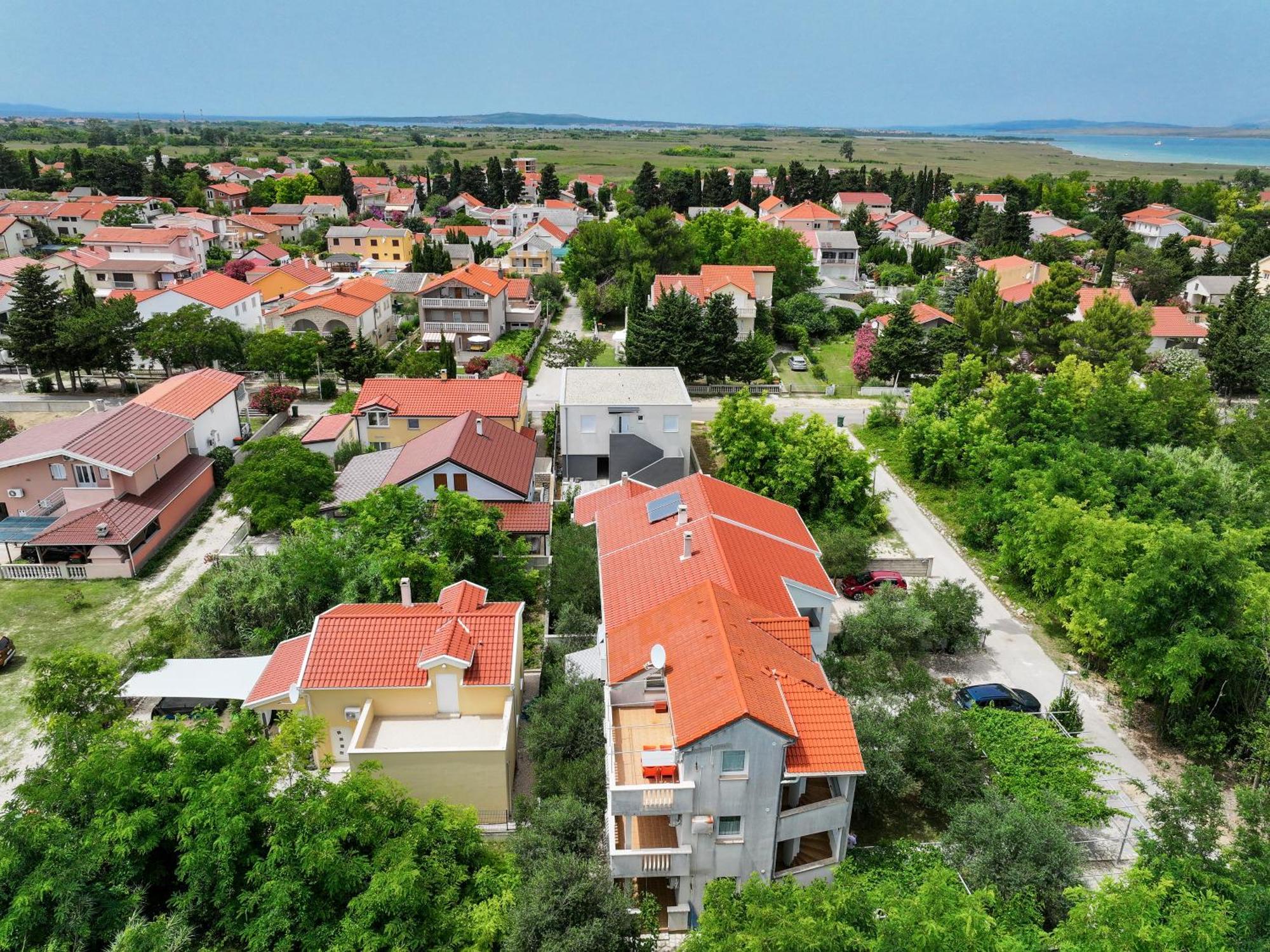 Apartments Kika Nin Bagian luar foto