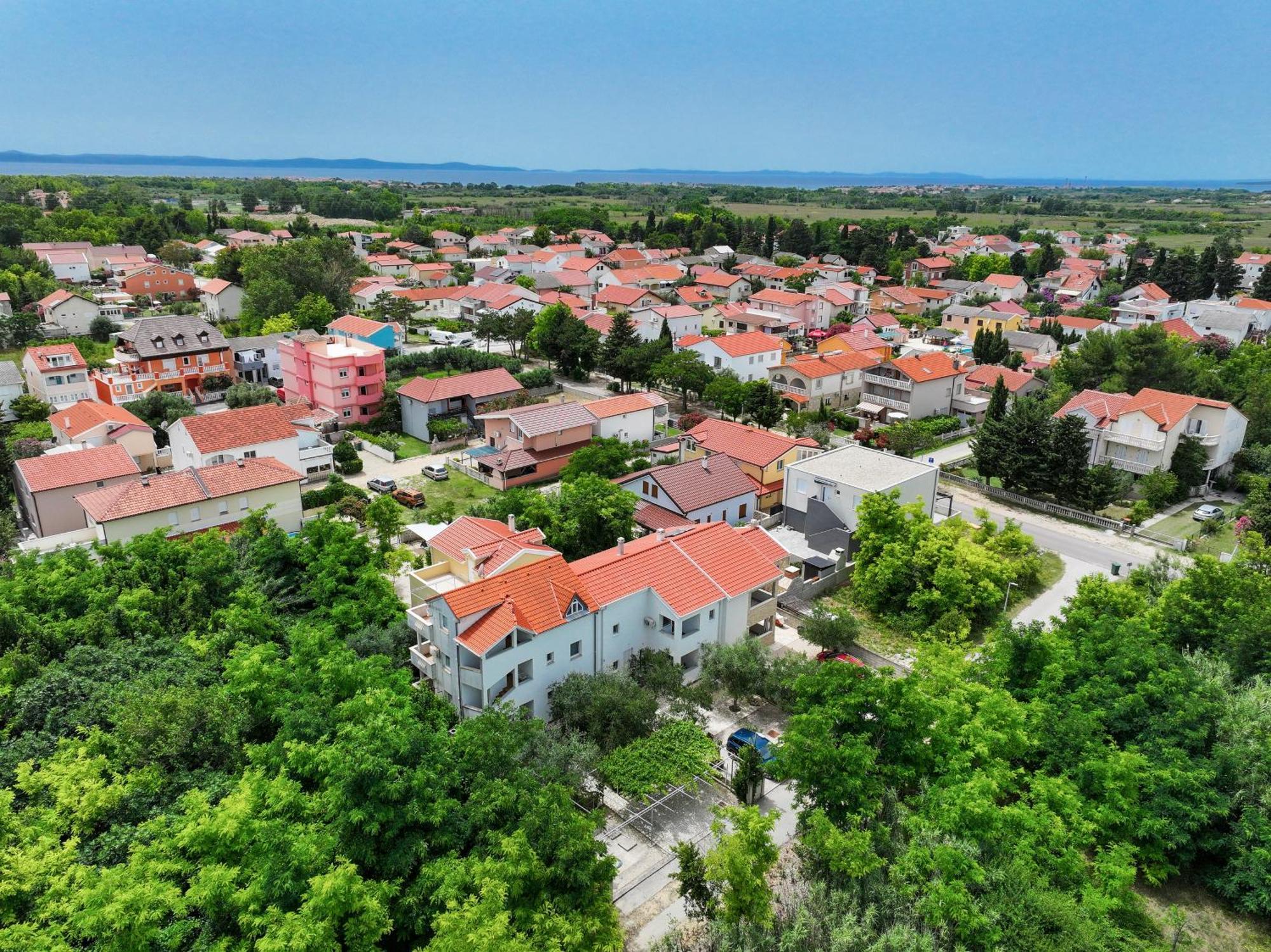 Apartments Kika Nin Bagian luar foto
