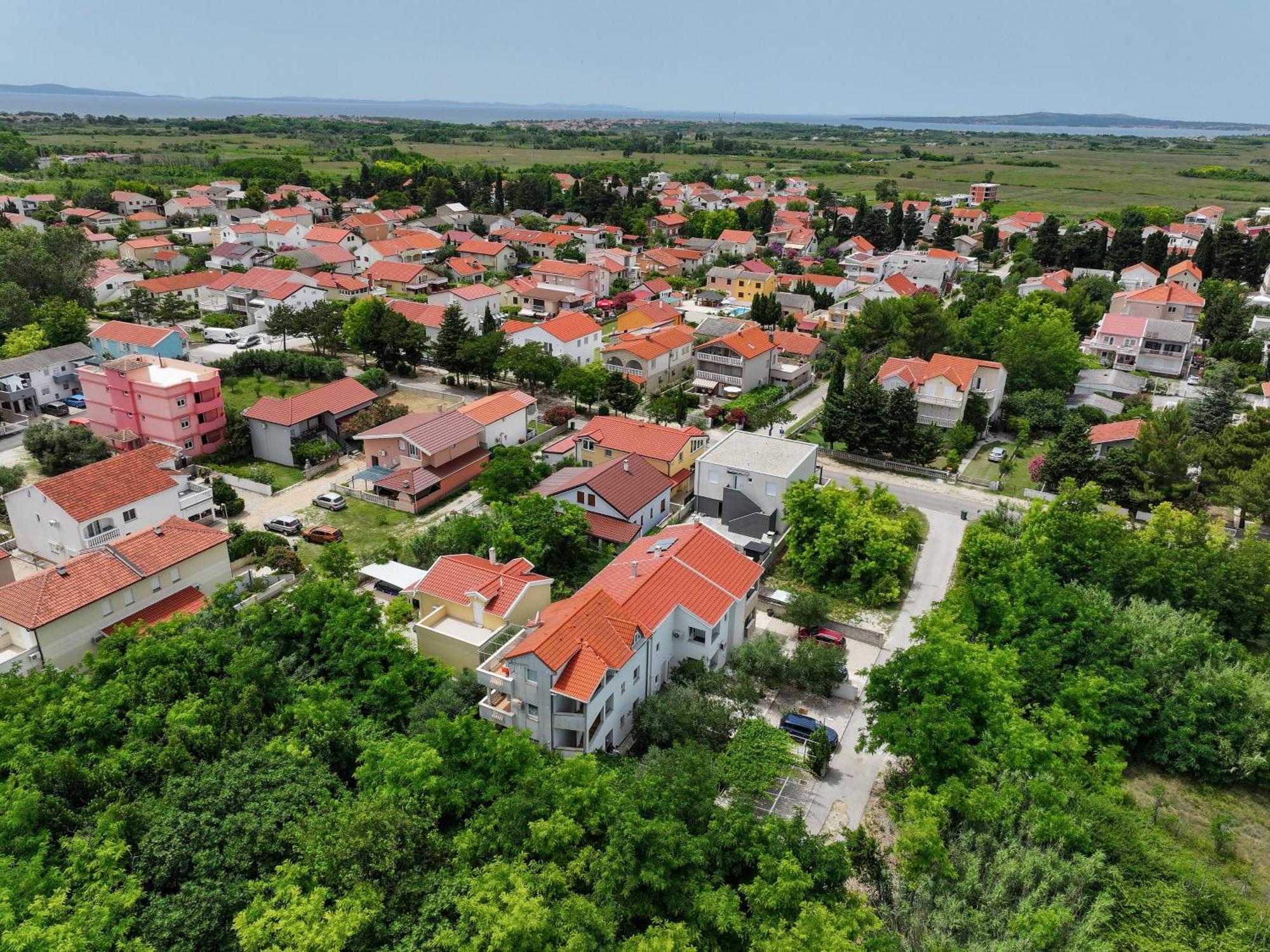 Apartments Kika Nin Bagian luar foto