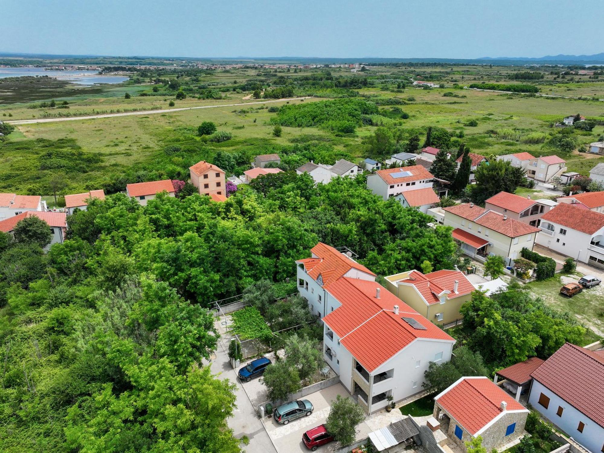 Apartments Kika Nin Bagian luar foto