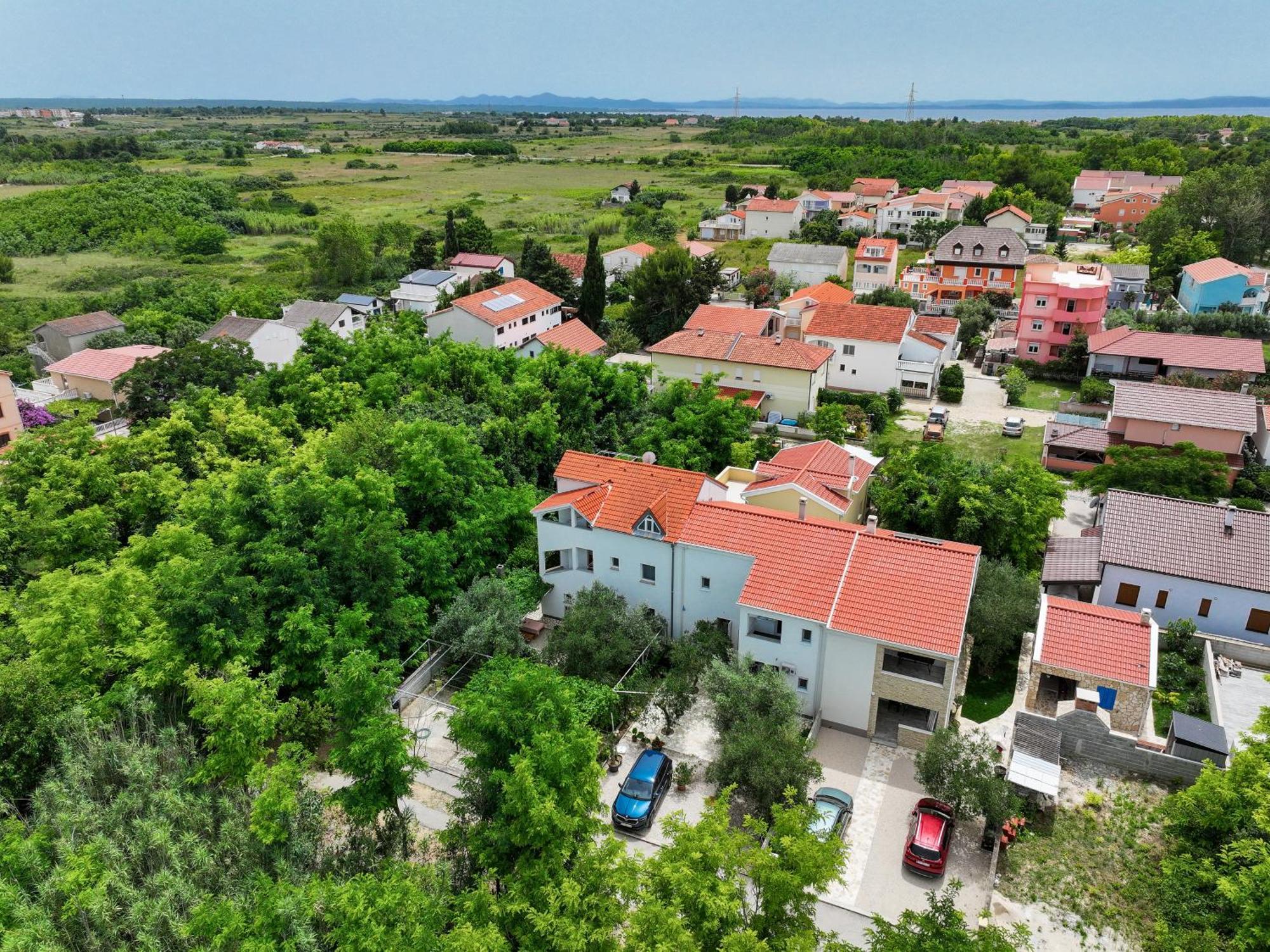 Apartments Kika Nin Bagian luar foto