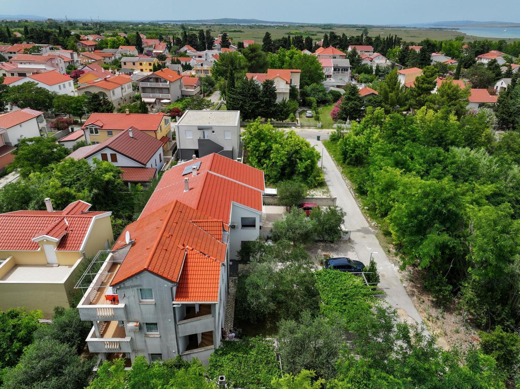 Apartments Kika Nin Bagian luar foto