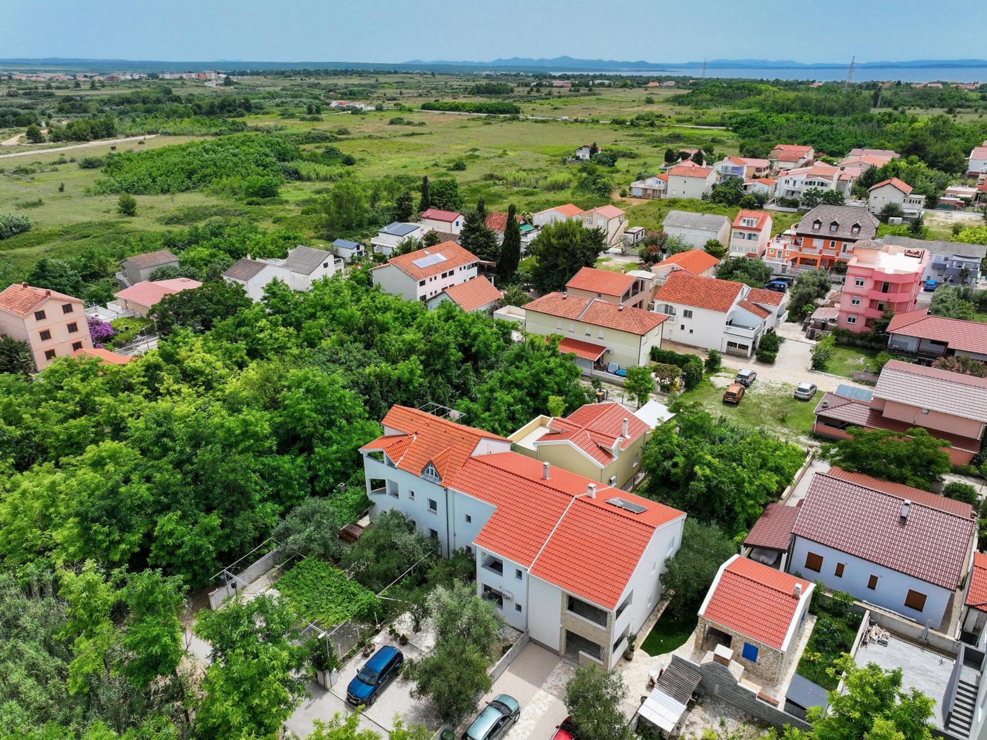 Apartments Kika Nin Bagian luar foto